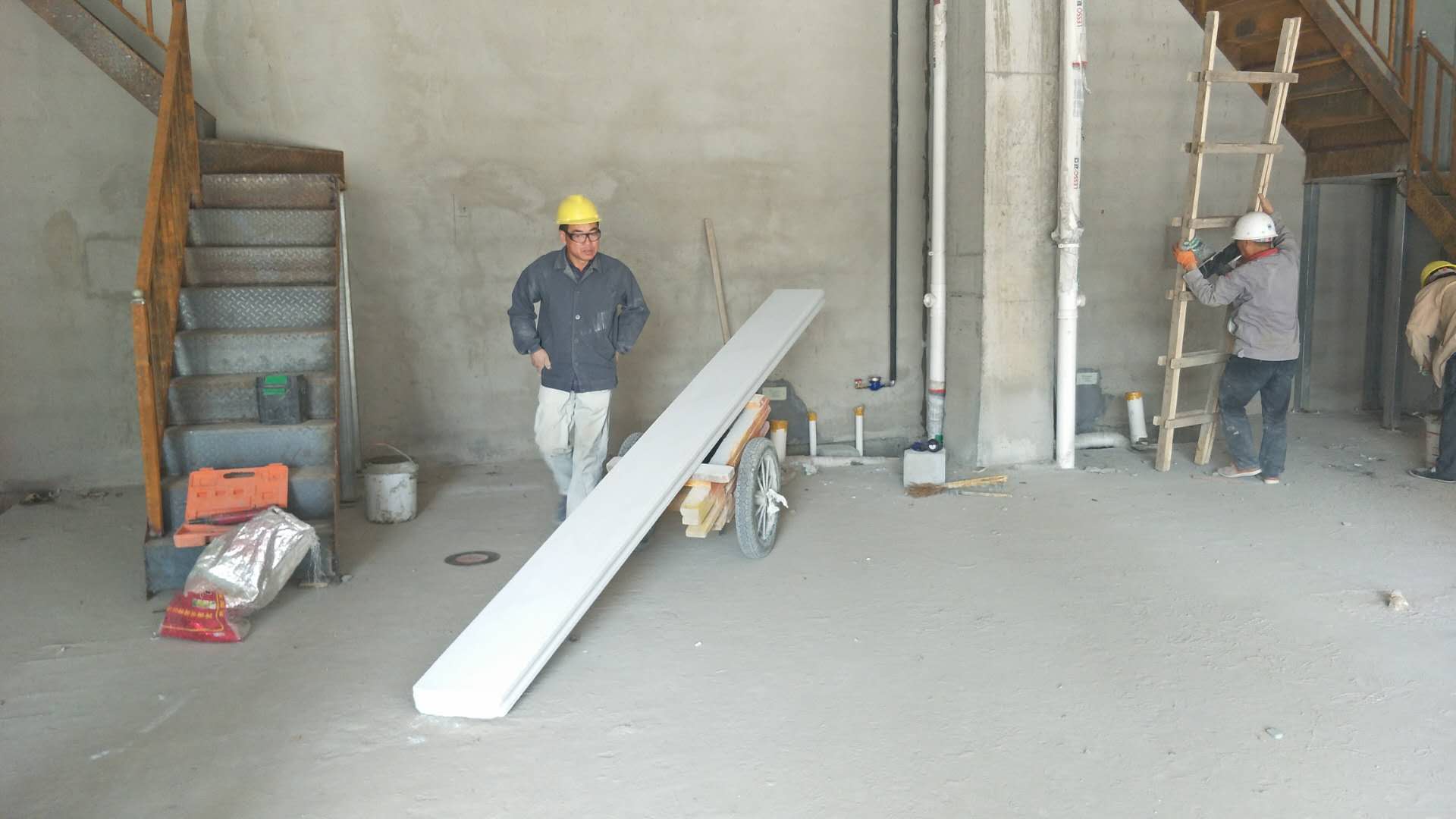 運加氣混凝土板到安裝現場